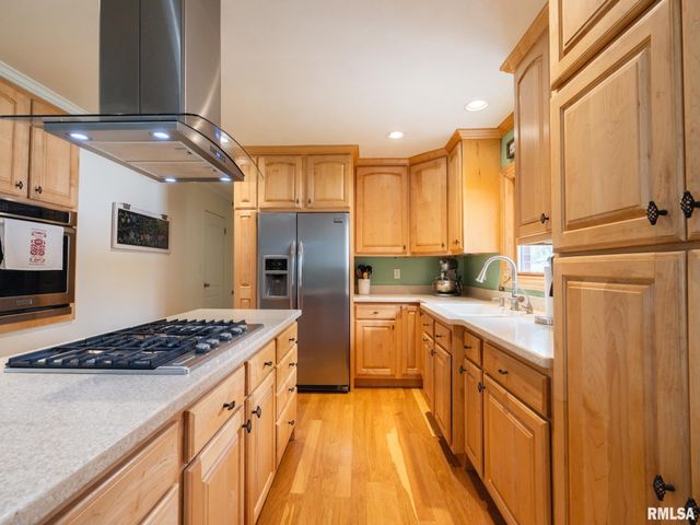 800 S KICKAPOO Lane, Peoria, IL 61604