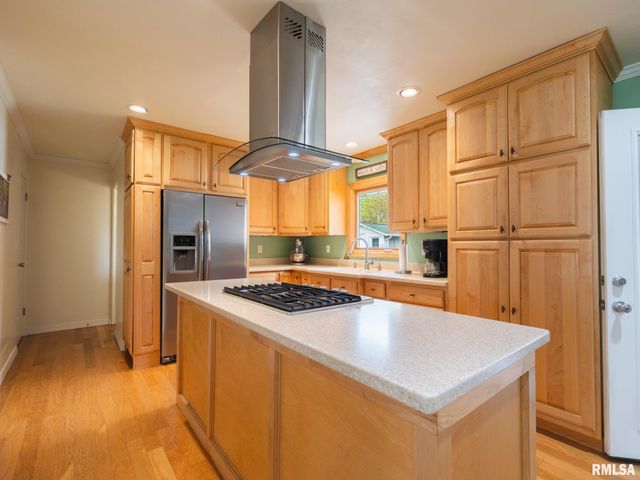 800 S KICKAPOO Lane, Peoria, IL 61604