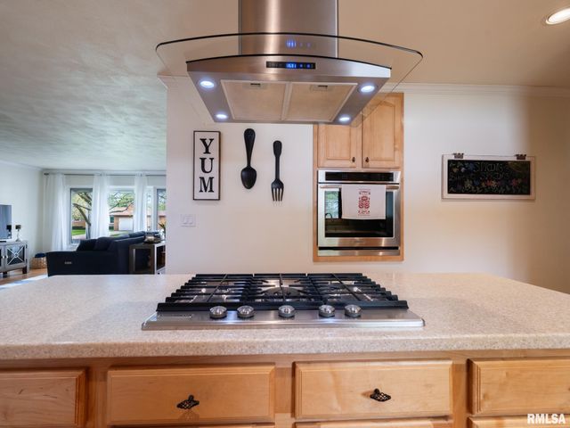 800 S KICKAPOO Lane, Peoria, IL 61604