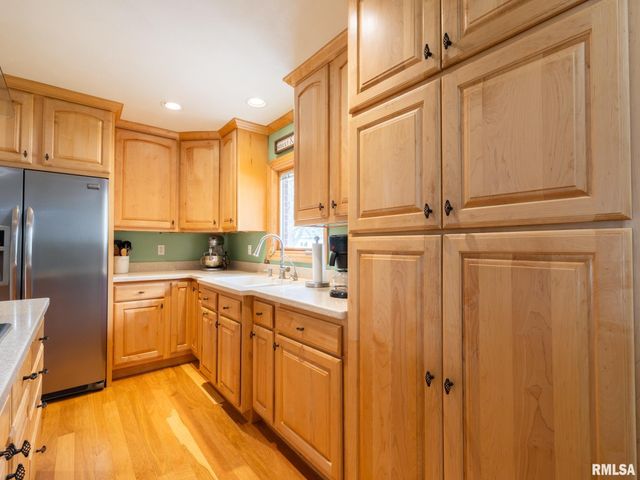 800 S KICKAPOO Lane, Peoria, IL 61604
