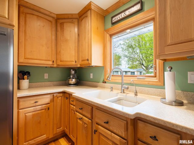 800 S KICKAPOO Lane, Peoria, IL 61604
