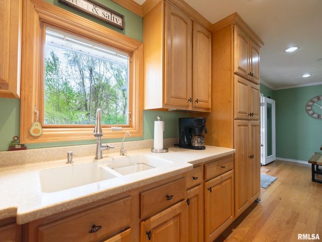 800 S KICKAPOO Lane, Peoria, IL 61604