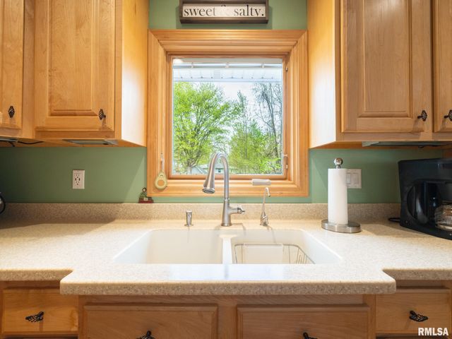 800 S KICKAPOO Lane, Peoria, IL 61604
