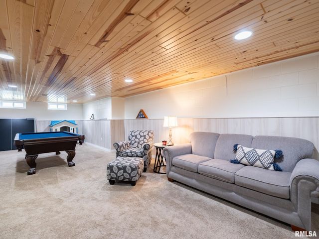 800 S KICKAPOO Lane, Peoria, IL 61604