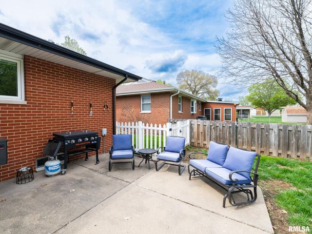 800 S KICKAPOO Lane, Peoria, IL 61604
