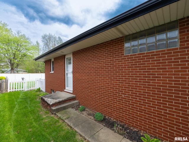 800 S KICKAPOO Lane, Peoria, IL 61604