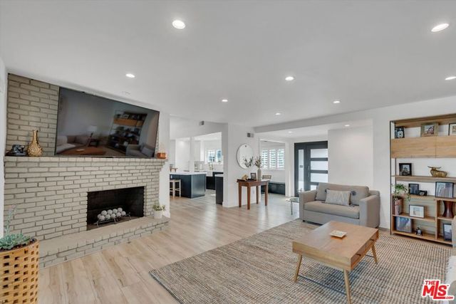 9449 Forbes Avenue, Los Angeles, CA 91343