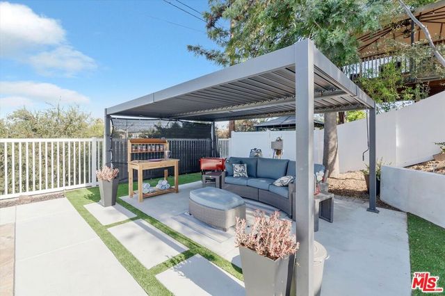 9449 Forbes Avenue, Los Angeles, CA 91343