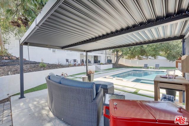 9449 Forbes Avenue, Los Angeles, CA 91343