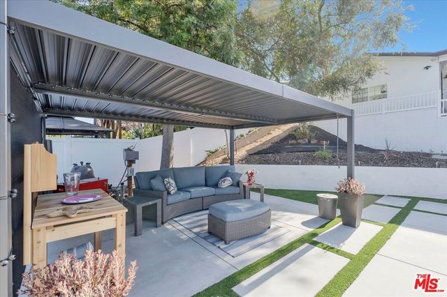 9449 Forbes Avenue, Los Angeles, CA 91343