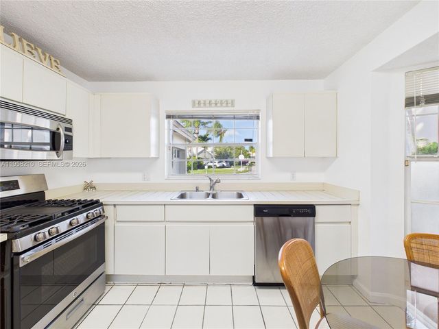 1251 E Wilshire Cir E, Pembroke Pines, FL 33027