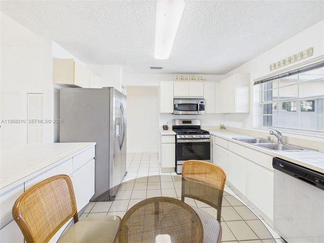 1251 E Wilshire Cir E, Pembroke Pines, FL 33027