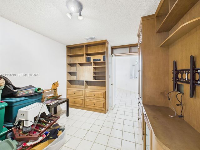 1251 E Wilshire Cir E, Pembroke Pines, FL 33027