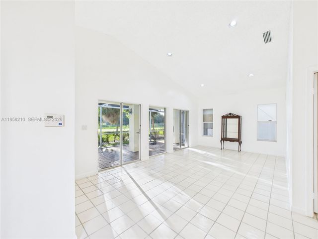 1251 E Wilshire Cir E, Pembroke Pines, FL 33027