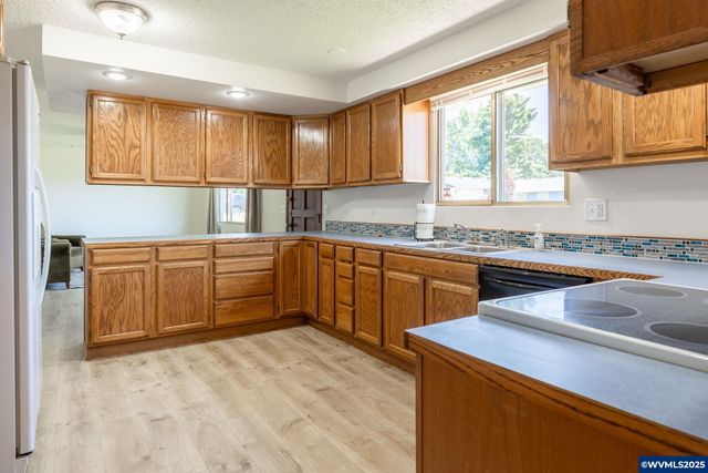 219 NW Sunny Dr, Dallas, OR 97338