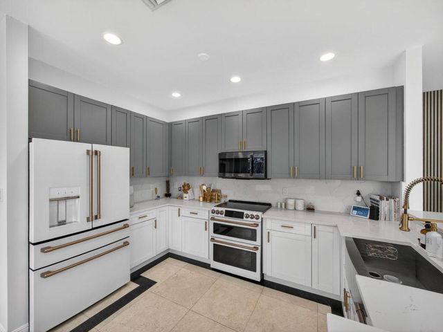 6017 Newport Village Way, Lake Worth, FL 33463