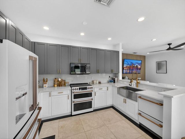 6017 Newport Village Way, Lake Worth, FL 33463