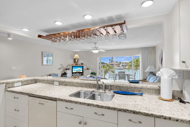 95 Coco Plum Dr Apt 2D, Marathon, FL 33050