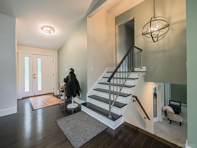 1021 Dowling Road, Bloomfield Charter Township, MI 48304