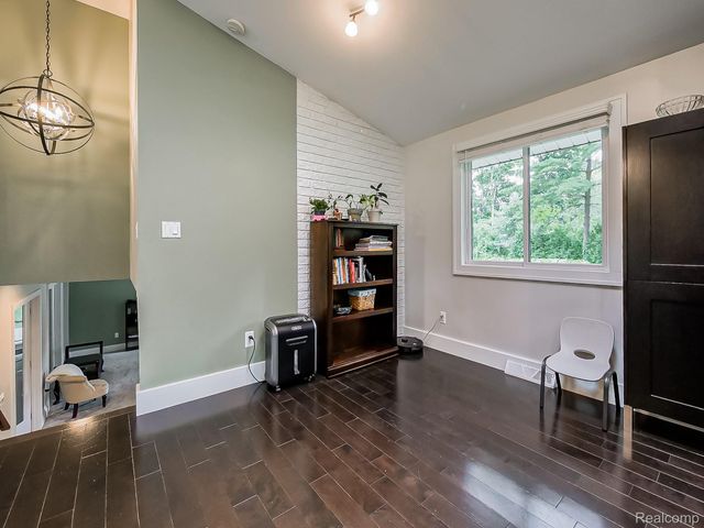 1021 Dowling Road, Bloomfield Charter Township, MI 48304
