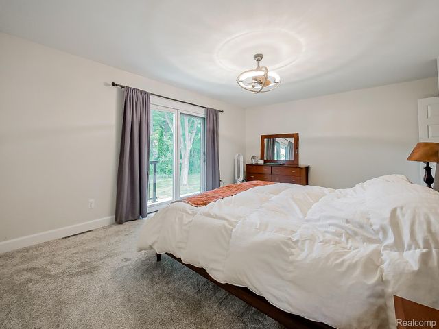 1021 Dowling Road, Bloomfield Charter Township, MI 48304