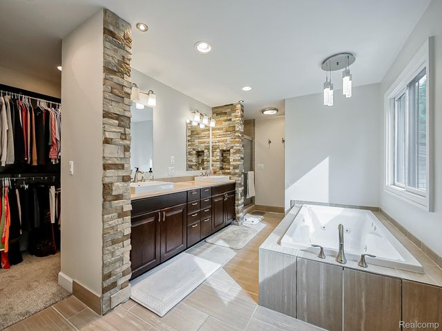 1021 Dowling Road, Bloomfield Charter Township, MI 48304