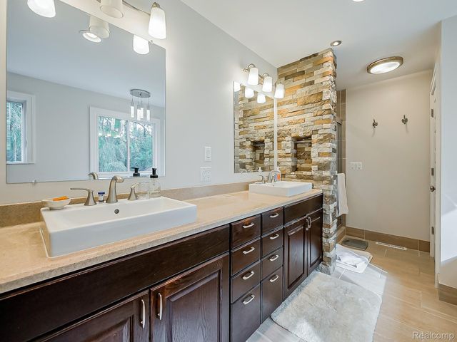 1021 Dowling Road, Bloomfield Charter Township, MI 48304