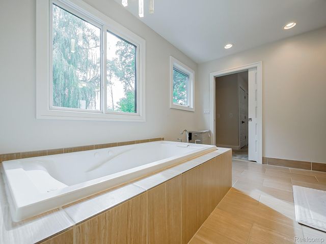 1021 Dowling Road, Bloomfield Charter Township, MI 48304