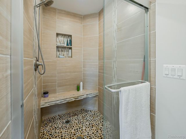 1021 Dowling Road, Bloomfield Charter Township, MI 48304