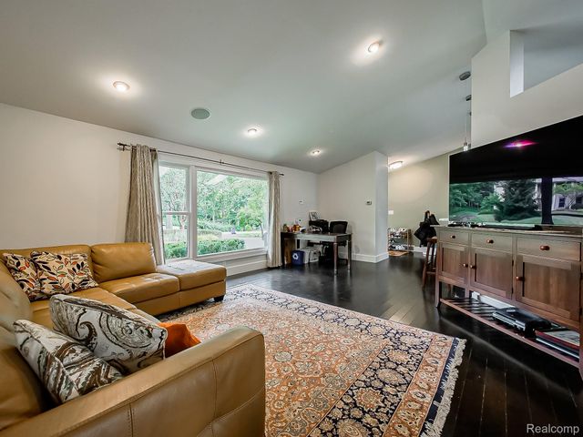 1021 Dowling Road, Bloomfield Charter Township, MI 48304
