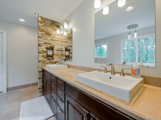 1021 Dowling Road, Bloomfield Charter Township, MI 48304