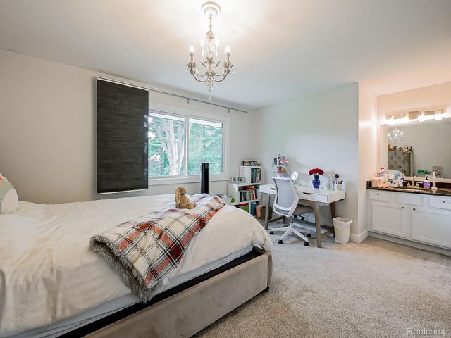 1021 Dowling Road, Bloomfield Charter Township, MI 48304