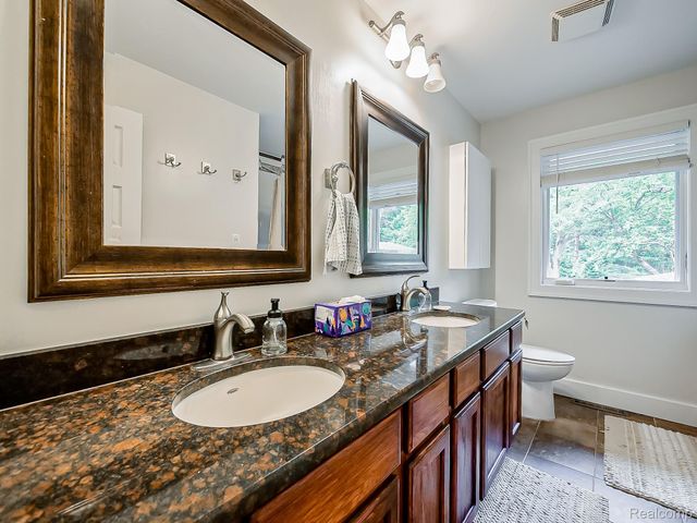 1021 Dowling Road, Bloomfield Charter Township, MI 48304