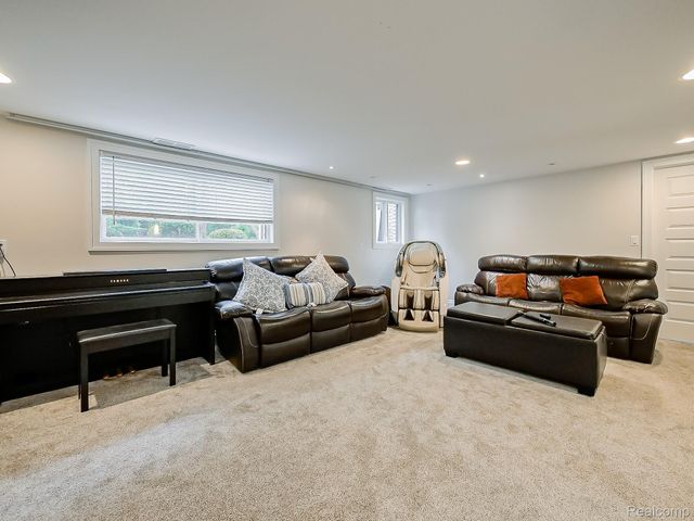 1021 Dowling Road, Bloomfield Charter Township, MI 48304
