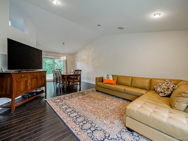 1021 Dowling Road, Bloomfield Charter Township, MI 48304