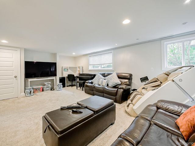1021 Dowling Road, Bloomfield Charter Township, MI 48304