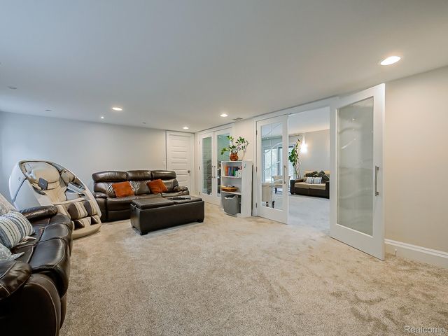 1021 Dowling Road, Bloomfield Charter Township, MI 48304