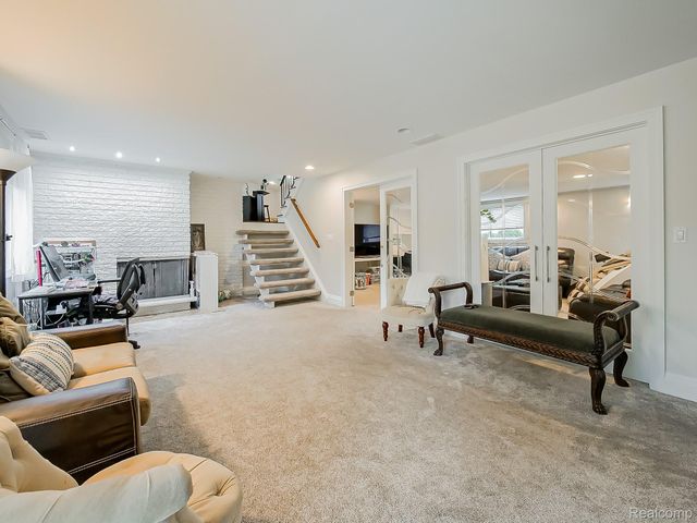 1021 Dowling Road, Bloomfield Charter Township, MI 48304