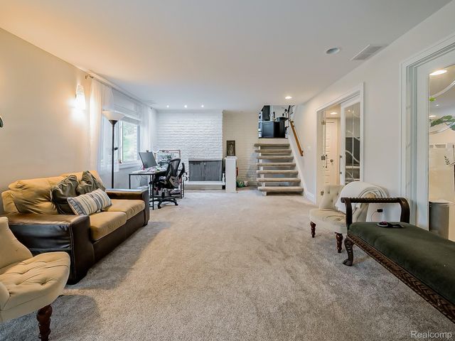 1021 Dowling Road, Bloomfield Charter Township, MI 48304