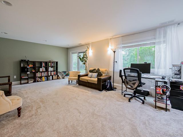 1021 Dowling Road, Bloomfield Charter Township, MI 48304