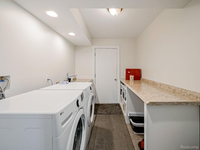 1021 Dowling Road, Bloomfield Charter Township, MI 48304