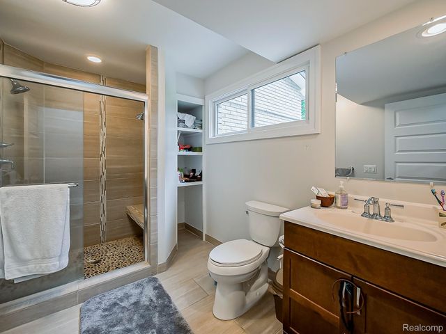 1021 Dowling Road, Bloomfield Charter Township, MI 48304