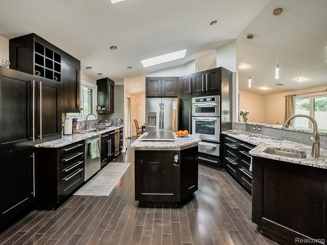 1021 Dowling Road, Bloomfield Charter Township, MI 48304