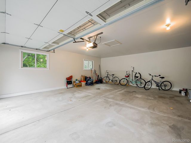 1021 Dowling Road, Bloomfield Charter Township, MI 48304