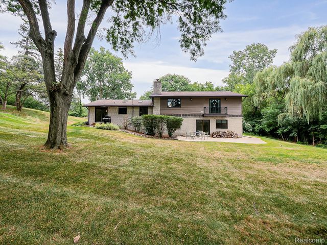 1021 Dowling Road, Bloomfield Charter Township, MI 48304