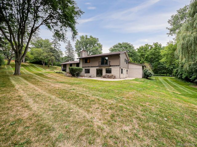 1021 Dowling Road, Bloomfield Charter Township, MI 48304
