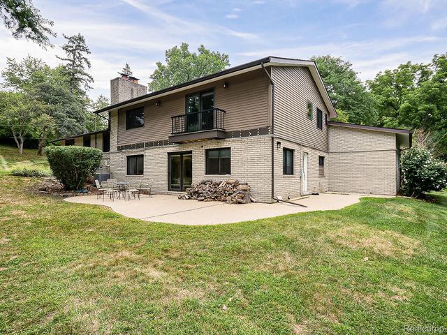 1021 Dowling Road, Bloomfield Charter Township, MI 48304