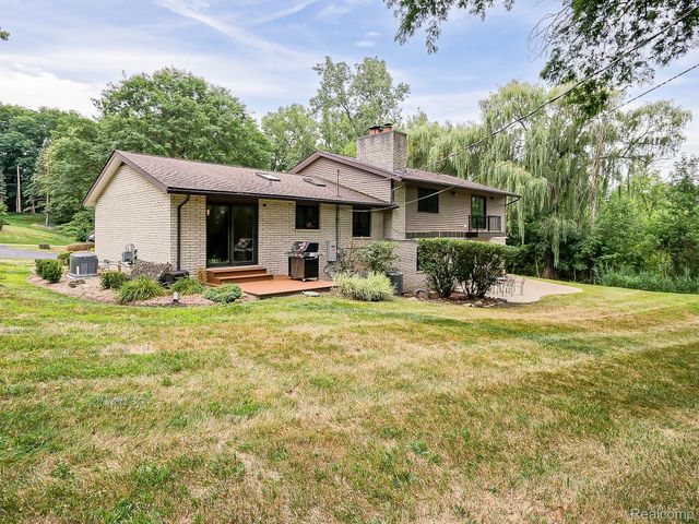 1021 Dowling Road, Bloomfield Charter Township, MI 48304