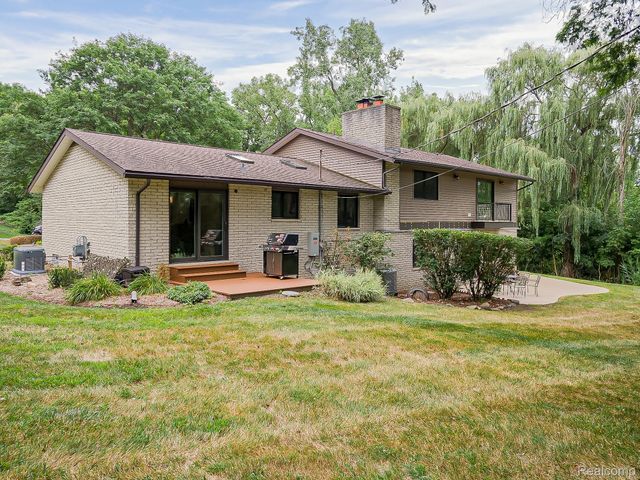 1021 Dowling Road, Bloomfield Charter Township, MI 48304