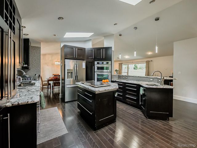 1021 Dowling Road, Bloomfield Charter Township, MI 48304